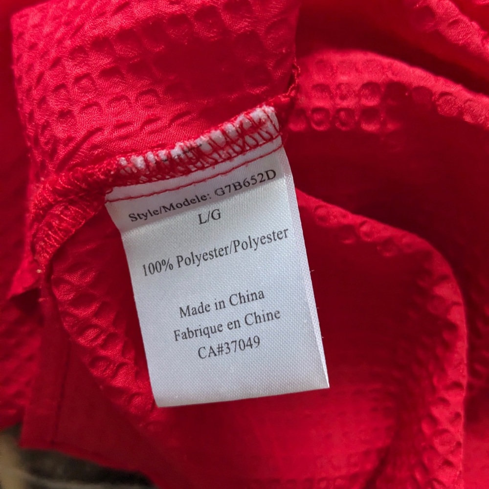 Chic Red Button-Up Blouse - Picture 4 of 4